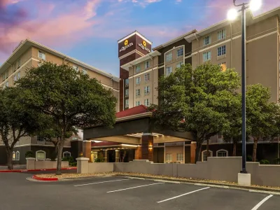 La Quinta Inn & Suites San Antonio Airport Parking